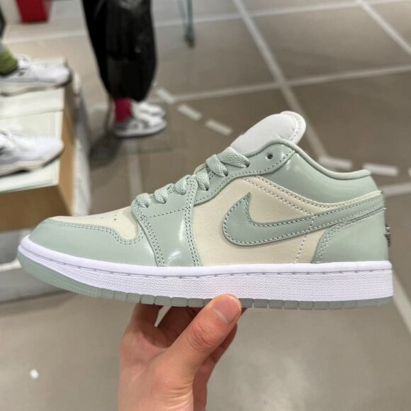 Air Jordan 1 Low SE - Picture 2 of 4